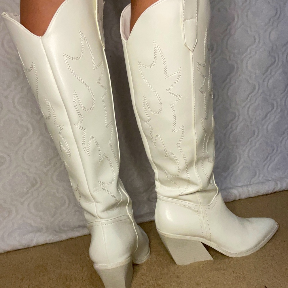 Tall white boots (7.5)
